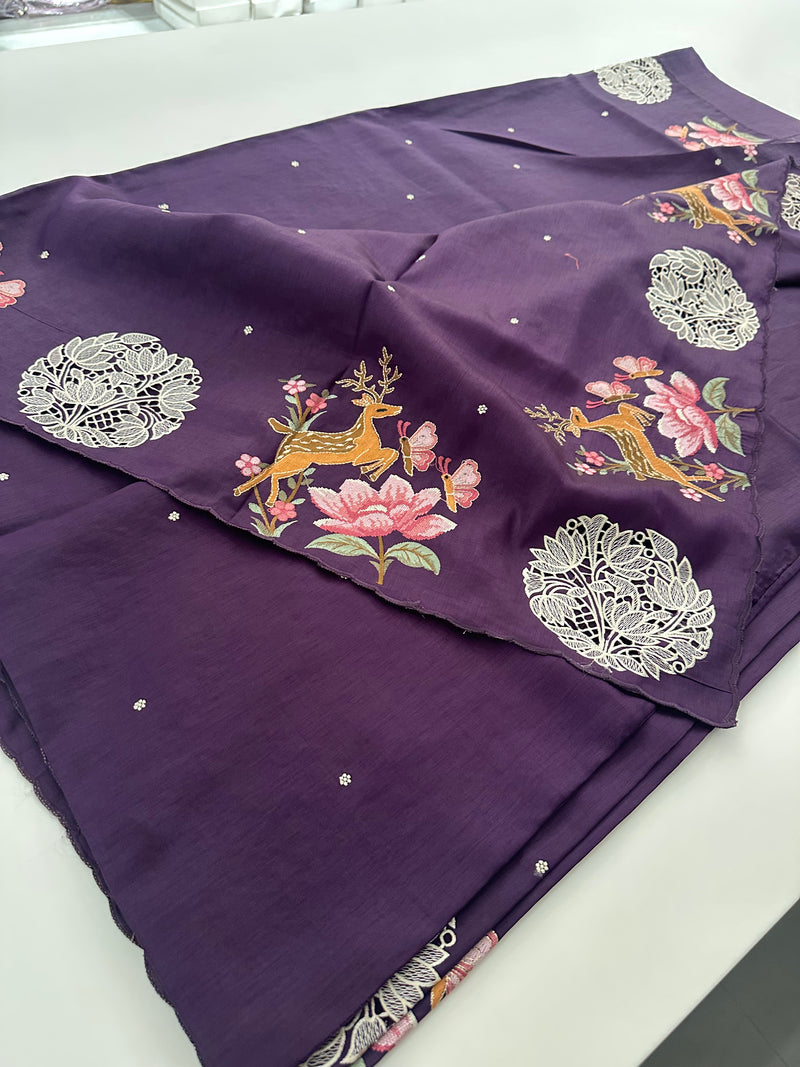 ButterSilk Tussar Sarees are back in stock🌹
Comes with aari work and scallop style borders and cutwork buttas🌹-JU18
